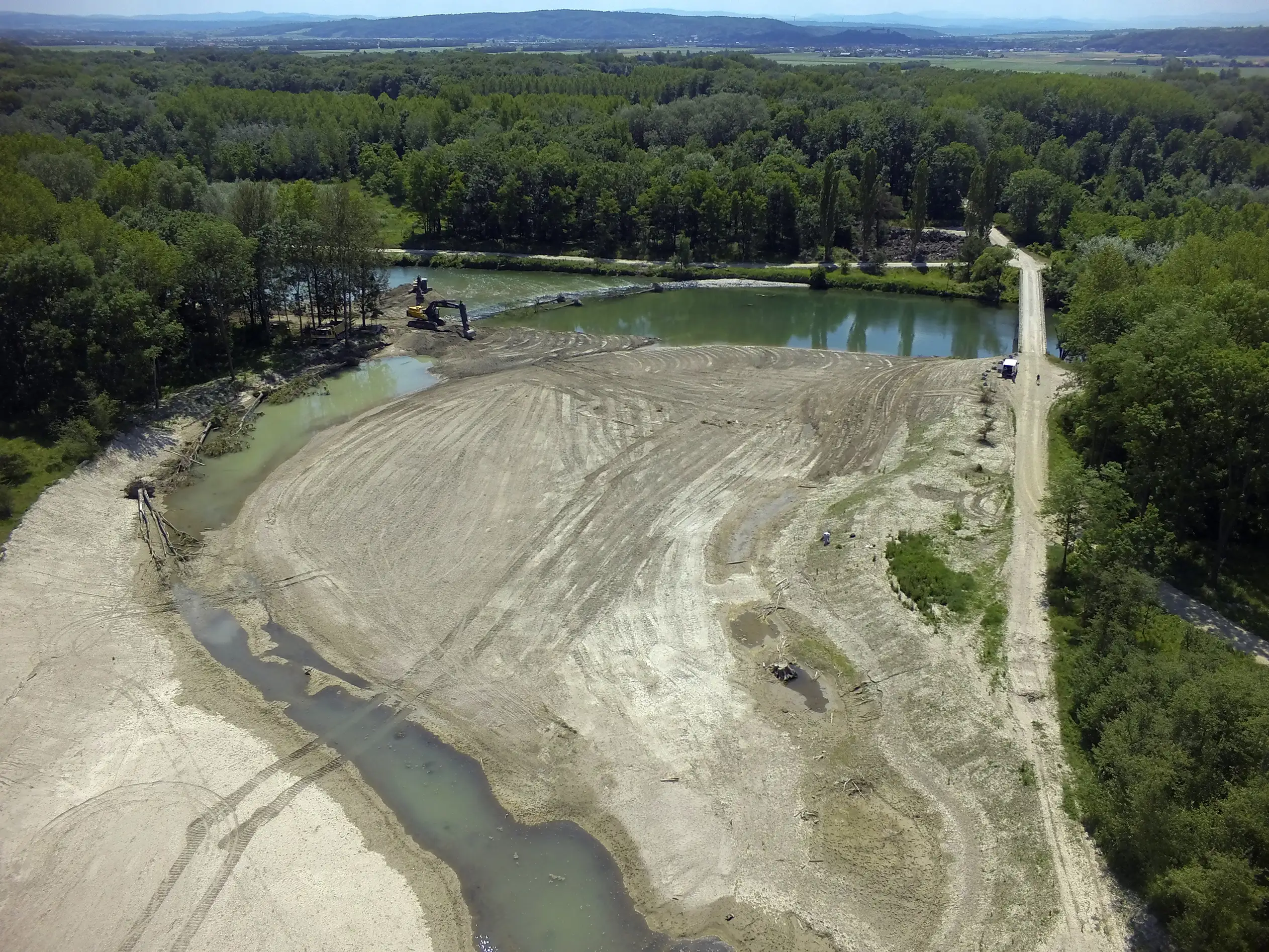 VERBUND räumt an der Traisen auf: altes Kriegsmaterial wird während des Renaturierungsprojekts der Traisen entfert.