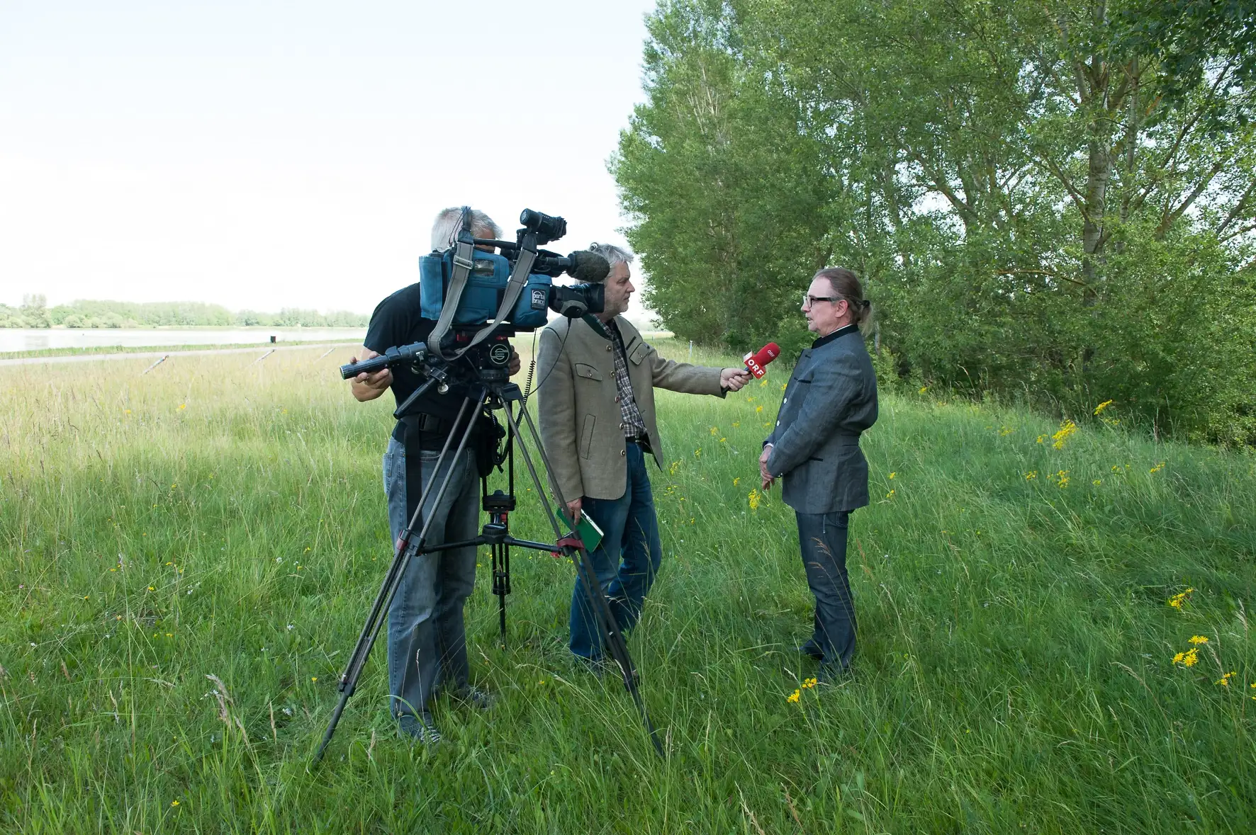 Interview LIFE+ Traisen with project manager Helmut Wimmer, who is interviewed by ORF. He speaks into a microphone and the camera is directed at him. The interview takes place directly on the Traisen.