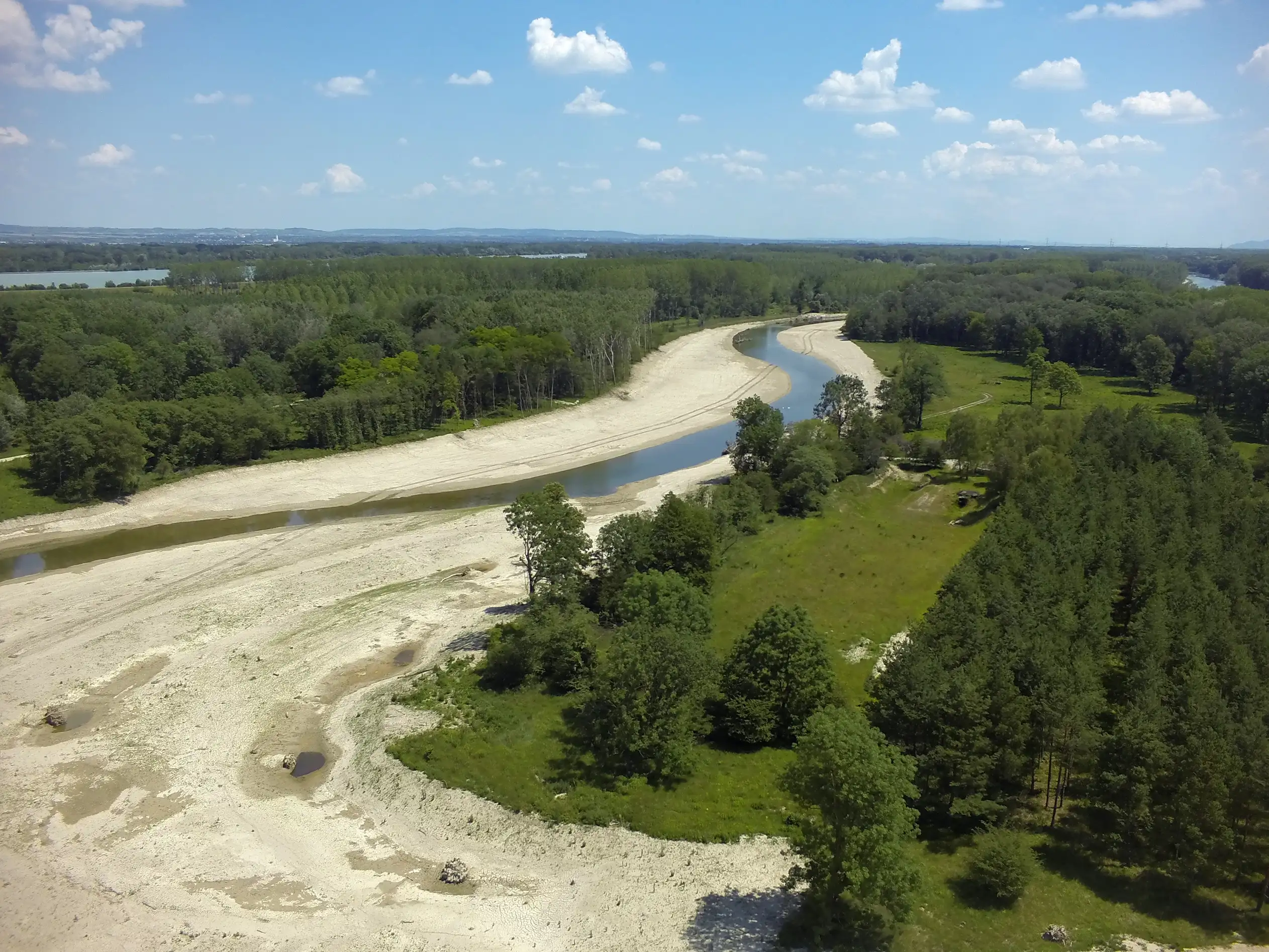 LIFE+ Traisen-Projektfortschritt im Juni 2014: Der Bauabschnitt Mitte-West ist fertig. Das Mäandern des Flusses ist deutlich zu erkennen.