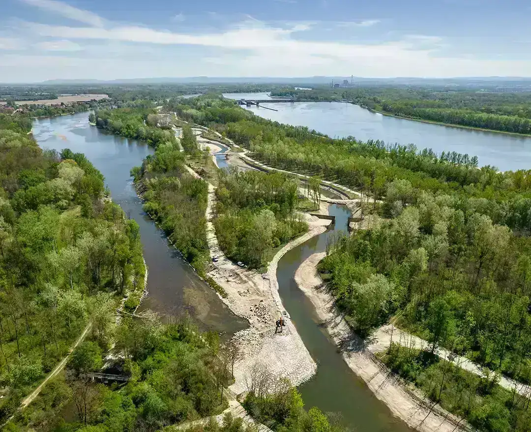 The drone flight over the Altenwörth power plant shows the construction progress of the fish migration aid, which can be seen in this picture on the left below the power plant. The newly created sandbanks are still clearly visible.